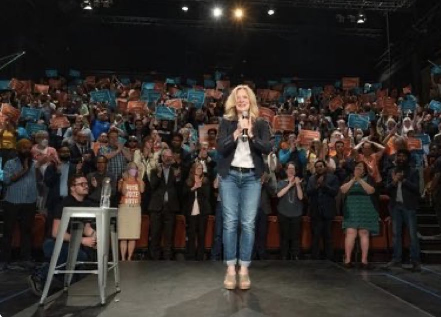 @JasonPYYC Imagine on the eve of the elxn, you’re seen as so untrustworthy and unlikeable that your handlers keep you away from the media

In the meanwhile your opponent has 2,500 people crammed to see her because she’s not you

I hope Albertans see Danielle as what she is: a failure
#Ableg