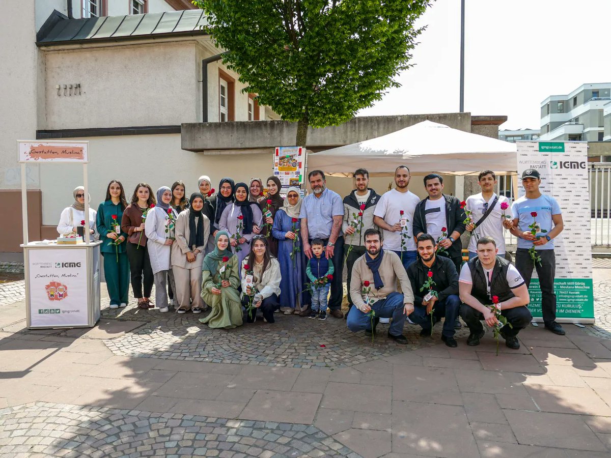igmgrastatt's tweet photo. Zum Bericht unserer #GestattenMuslim Aktion 🌹🌹🌹https://t.co/VEO3FOPpvc
@igmgorg @IntegrationBund
#Rastatt #BadenWürttemberg
#kopftuch #hoffnung #freude #Rosen #igmg #igmgwuerttemberg #igmgrastatt #BuyrunBenMüslümanım #HelloIamMuslim #BonjourJesuismusulman #HalloWijZijnMoslims https://t.co/MTCHj2x4t9