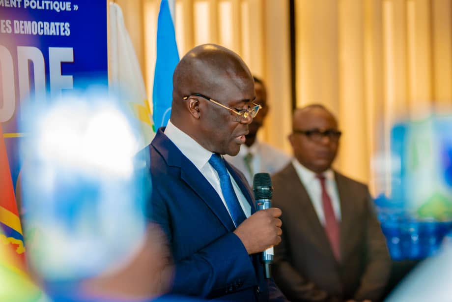 isako_patrick's tweet photo. Présentant la Nvelle Configurat° et les ambit° de la #CODE lors sa sortie Officielle ce dim 28.5.23, Son Coordonnateur SEM @JeanlucienB a listé 5 réformes constitutionnelles, institutionnelles et économiques que la CODE va entreprendre  : (i) la nominat° des Gouverneurs 1/3 https://t.co/e8gShej5l0