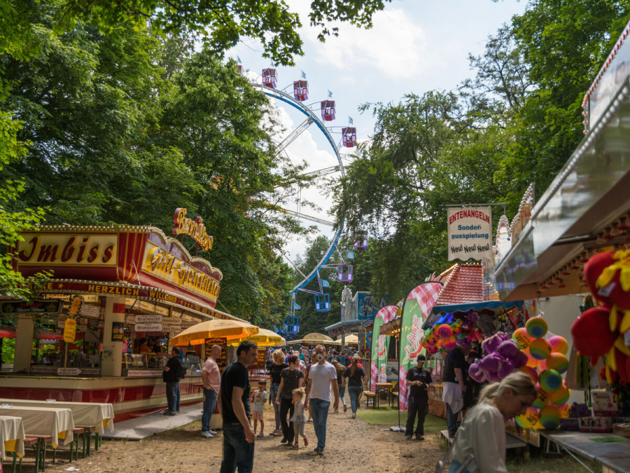 40PercentGerman's tweet photo. It's Pfingstmontag today in #Germany, celebrating Pfingsten (Pentecost/Whitsun).

The week is packed with festivities: Frankfurt has Wäldchestag, Halle has Knoblauchsmittwoch, in Bayern some villages name one lazy bugger "Pfingstochse" (Pfings-Ox) or the last to get out of bed. https://t.co/rdBRmP2peU
