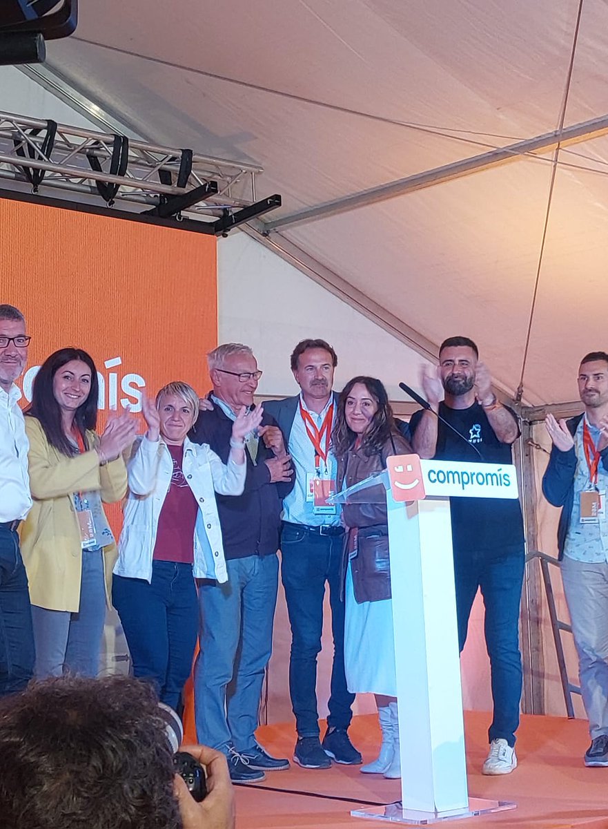 angels_0c's tweet photo. Joan Ribó assumeix la derrota arropat pel seu pel seu equip: "Hi haurà un canvi a l'ajuntament de València amb la majoria absoluta del PP" #novatos28M @LasNaves @Novatos28M @RotativoUCHCEU @unioperiodistes https://t.co/5QvLPZlI6q