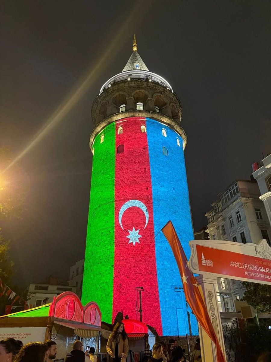 Galata kulesi can Azerbeycan’ın bayrağına büründü 🇦🇿