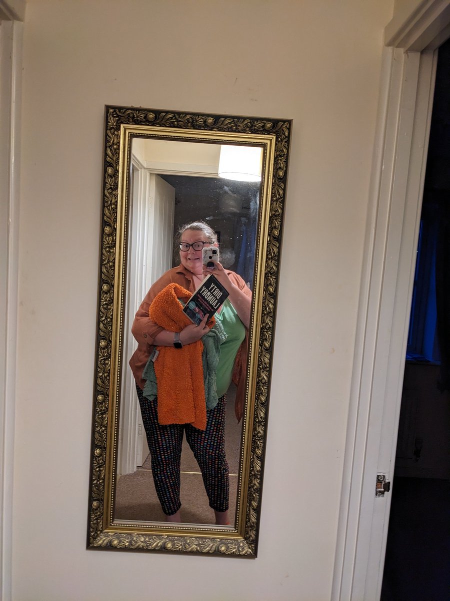 When you think you might have ADHD and order #dirtylaundry and the first thing Rox <a href="/ADHD_love_/">Rich & Rox • ADHD Love</a> tells you to do is get the washing out of the drier 🙈

Bath mats out the machine after 2 days and hung up to dry, all with book still in hand 

I'll carry on reading now 😂