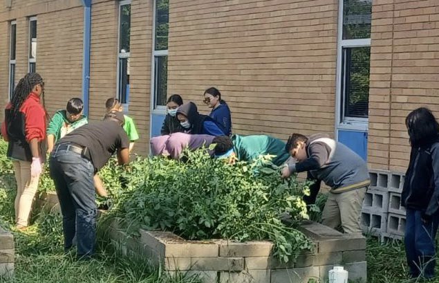 CshenalJ's tweet photo. Garden Spruce Up Day! Thanks @rodneygodley @Tamekaoakley @hartsfieldES #STEM https://t.co/TfmQtxJLFI