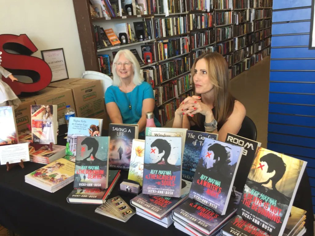 Authors Lori Piotrowski & Vicki Ann Bush at the☕ Coffee & Pastry 🍰 Bookfest 📙 at @LasVegasBooks

#BookLove #YoungAdult #ChildrensBooks #Paranormal #RomanticFiction