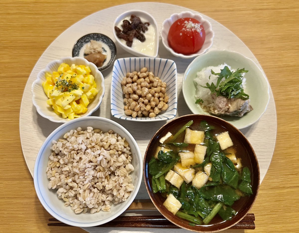 今日の朝ごはん。 麦ミックス。 ほうれん草と油揚げの味噌汁。 納豆。 サバ缶大根おろし。 玉子とコーンのマヨ和え。 トマト🍅 無糖ヨーグルト。 レーズンのせてっと。