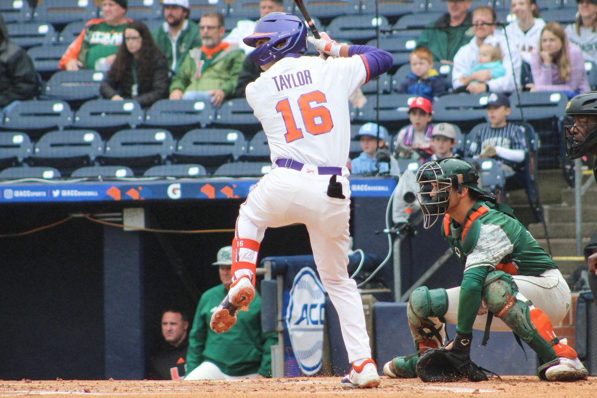 ClemsonBaseball's tweet photo. 𝐕𝐀𝐌𝐎𝐒 𝐁𝐀𝐈𝐋𝐀𝐑𝐑𝐑𝐑𝐑🕺

@willtaylor_10 with a 3-RUN SHOT to extend the Tiger lead!!😎

🚀 379 ft
💨 102 mph

B7 || MIA 5, CU 11 https://t.co/ZS97E9x0V7