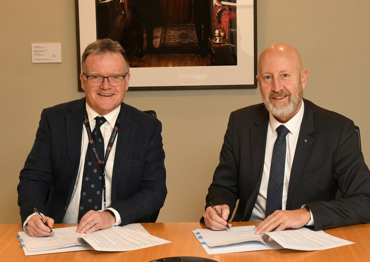 holmesdownunder's tweet photo. The VIFM was pleased to welcome Dr Simon Walsh  to sign a Memorandum of Understanding between the Australian Federal Police and the Victorian Institute of Forensic Medicine. This continues our strong forensic Academic &amp; Operational partnership both nationally and internationally https://t.co/LgCldzbtL2