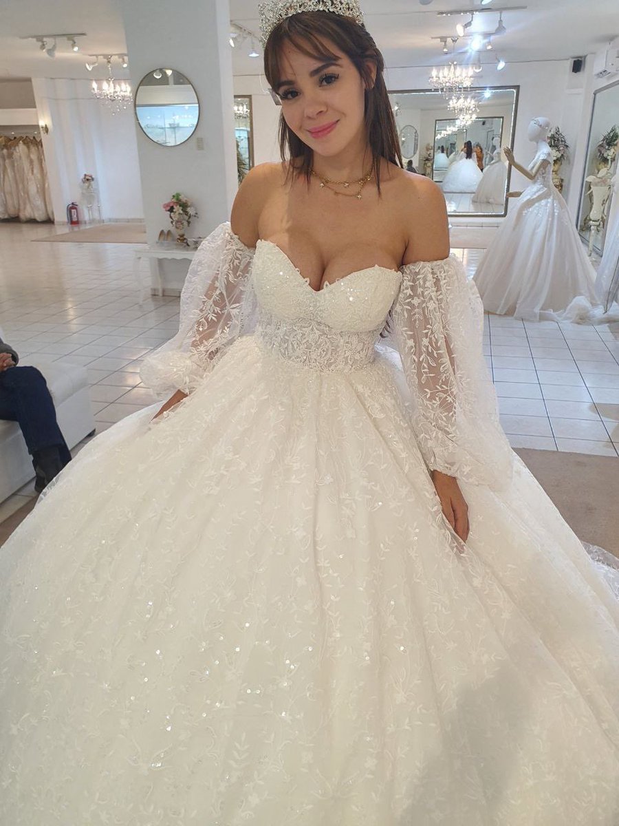 DanyanCatSQ's tweet photo. Andaba viendo fotos y tengo ganas de reaccionar en stream a vestidos de boda que no compre 🤣🤭 tengo en el carrete unos bellos y otros muy XD https://t.co/KHEIy1gNp7