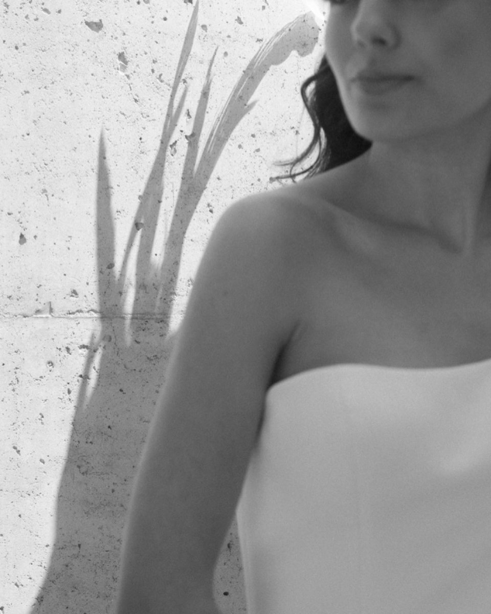 When a trendy dress meets the whimsical allure of a feather hairband. Get ready to be mesmerized by the magic that unfolds . Sneak peek of a creative exercise made with a great team:

Creative direction, photography and styling <a href="/vanessaandivo/">vanessaandivo</a>
Assistant @thevanessapower
Make up an