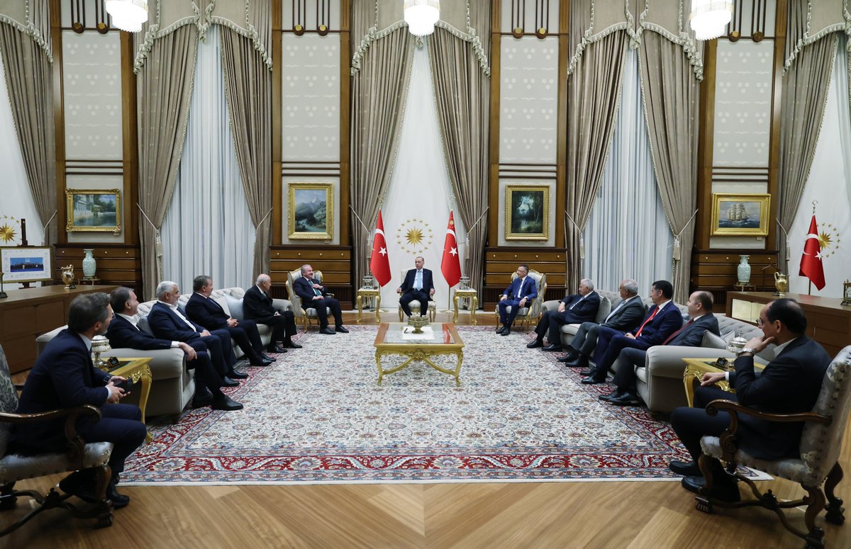 RTEdijital's tweet photo. Cumhurbaşkanımız @RTErdogan, TBMM Başkanı Mustafa Şentop ile Cumhur İttifakı'nı oluşturan partilerin genel başkanlarını Cumhurbaşkanlığı Külliyesinde kabul etti. https://t.co/xF8ukl0Kah