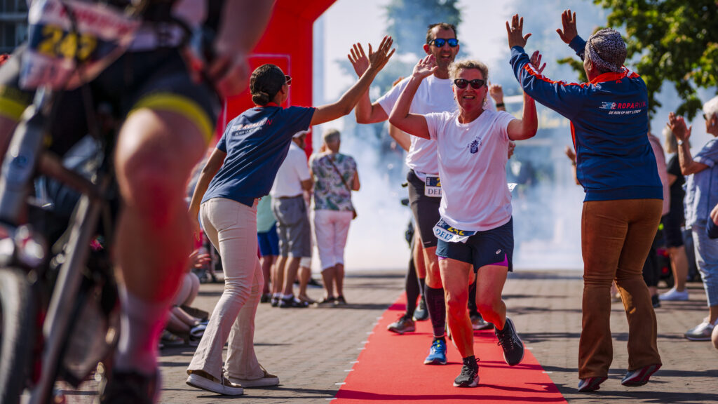 Stg_Roparun's tweet photo. 𝗥𝗢𝗣𝗔𝗥𝗨𝗡 𝟮𝟬𝟮𝟯: 𝗗𝗔𝗚 𝟮

De tweede dag was niet alleen qua weer genieten, maar we kwamen ook weer op heel veel mooie plekken terecht! We genieten met volle teugen! 🥳 https://t.co/9Uvkpu9Pos