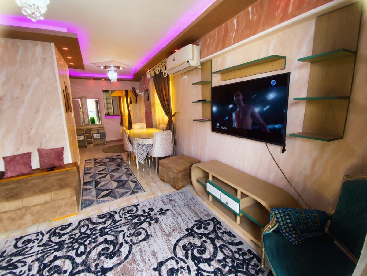 الشقق في القاهرة بقت غالية و اغلب الفاضي وسخان، ف قلت لأهلي أحسن تمشو إسكندرية و قد كان.
أول حاجه الأسعار هناك رخيصه مقارنه بالقاهرة مع إنو دا الموسم في الإسكندرية.
الله سخر لينا سمسار شاب و ود حلال فقلت ليهو ح أرسل ليك ناس عشان إنت زول زابط قولو ليه من طرف(أحمدخير).
تخيل الڤيو :