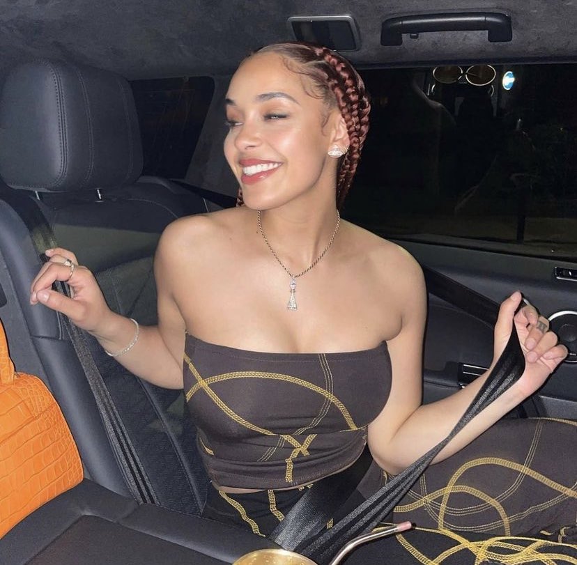 lost when you look into my brown eyes, my little waist can make you switch sides 💫