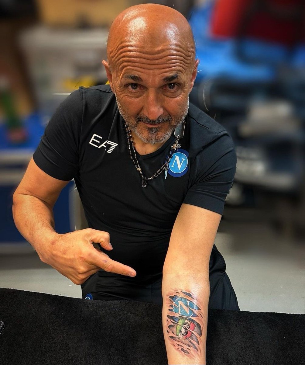 CONFIRMADO: Luciano Spalletti, NO seguirá siendo el DT de Napoli. Se tatuô el escudo y el scudetto. 🔵⚪ Estamos muy agradecidos, Míster, luego de 33 años, nos llevaste nuevamente a lo mas alto de Italia. Gracias, entraste en nuestra historia. GRAZIE. #ForzaNapoliSempre 🇮🇹👋🏼