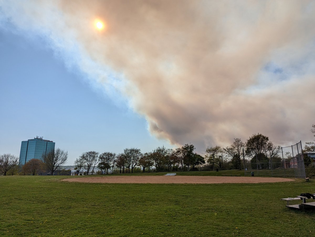 junctionapps's tweet image. From 25 kms away looking wnw from Dartmouth commons #tantallonfire