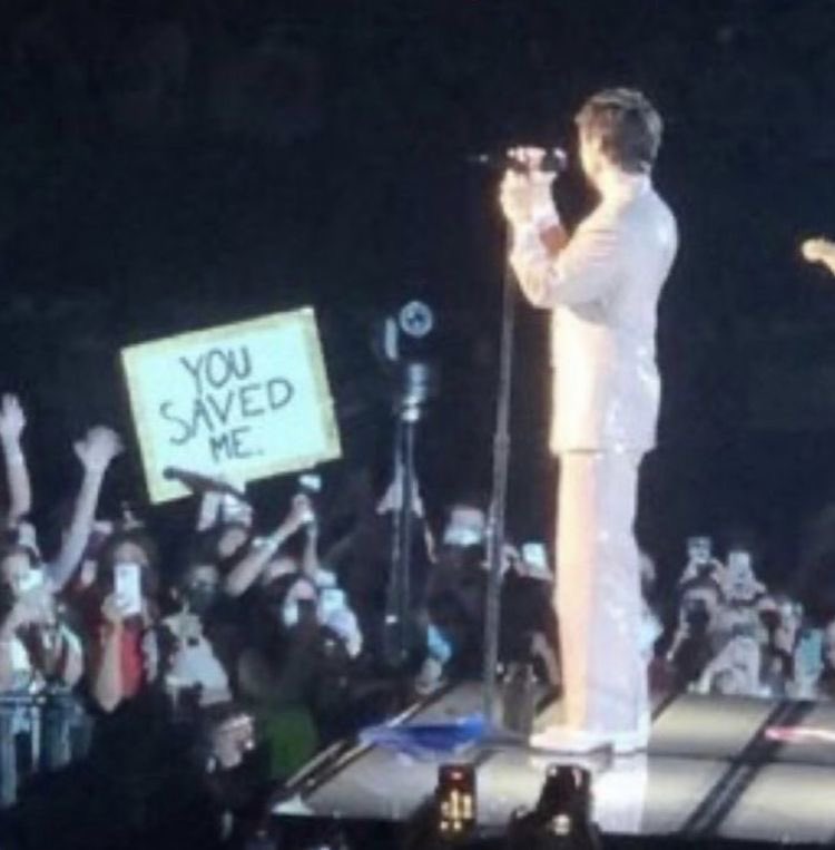 a thread of respectful love on tour signs — 🧵