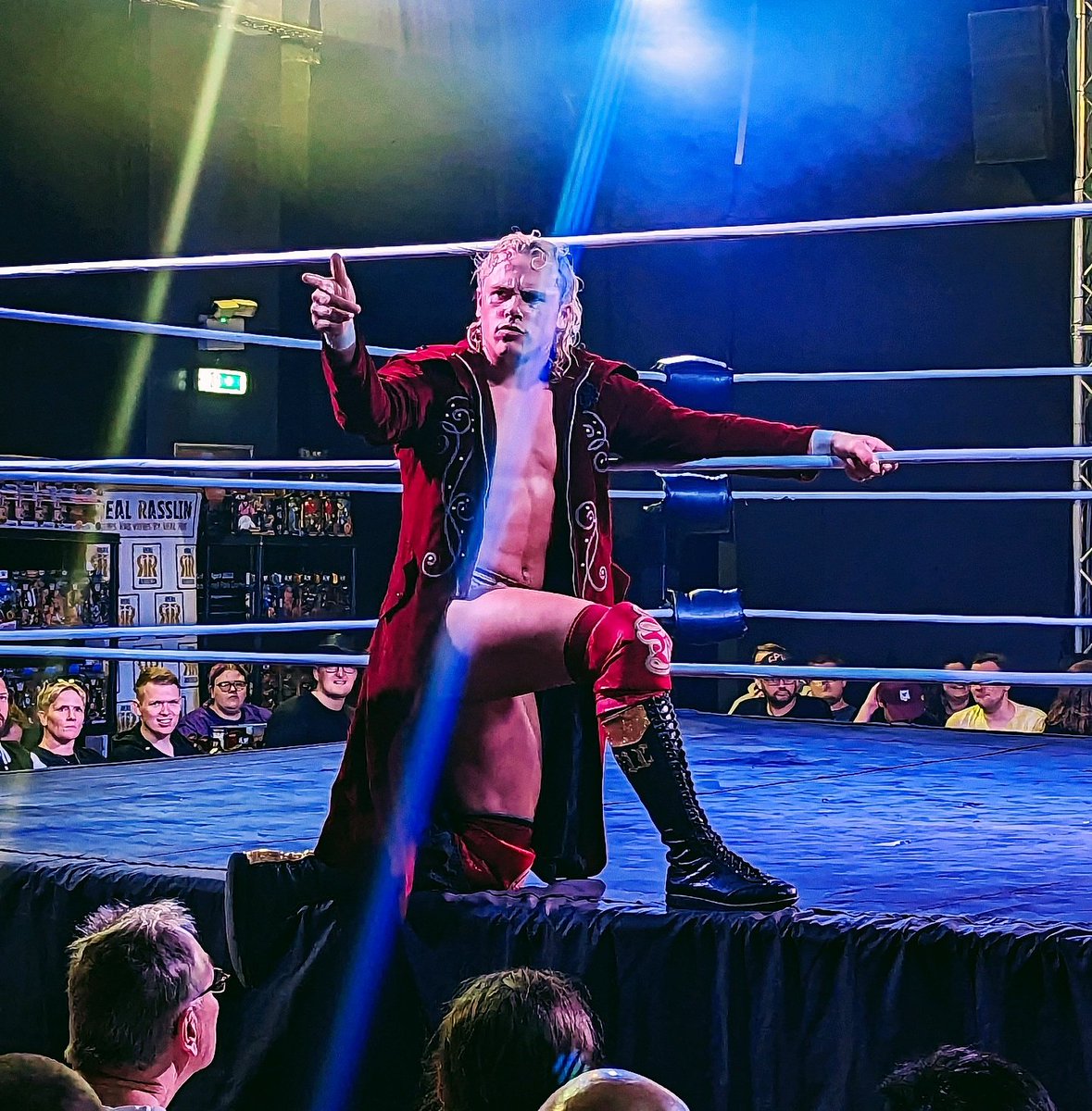 DomTheGooner1's tweet photo. Great getting to El Capitan @LeytonBuzzard yesterday at @wXwGermany at The Dome, big fan of his &amp; hopefully will be getting to see him more down London 🙏🏼
#ElCaptain #wXw #wXwWrestling #WeLoveWrestling https://t.co/bVNnyQChtW