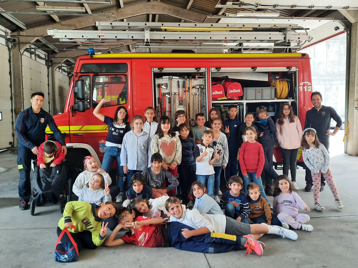 cravalvanera's tweet photo. Los primeros agentes de Cambio en nuestra "Operación Mundo": Bomberos de Béjar, nuestras técnicos Medio Ambientales con los hoteles de insectos y comederos de pájaros que tanta falta nos hacía; y la experiencia inmensa de nuestros mayores!! https://t.co/RMLCllI7xq
