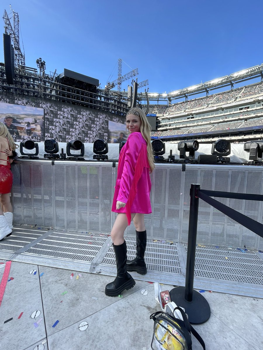 addyatmidnight's tweet photo. you’re making me feel like i can do ANYTHING I WANTED, and people would think it was cool💪🏻💖💅🏻 #EastRutherfordTSTheErasTour 

hi @taylornation13, do you like my outfit? 

#TSTheErasTour https://t.co/kU9fW2LUJ0
