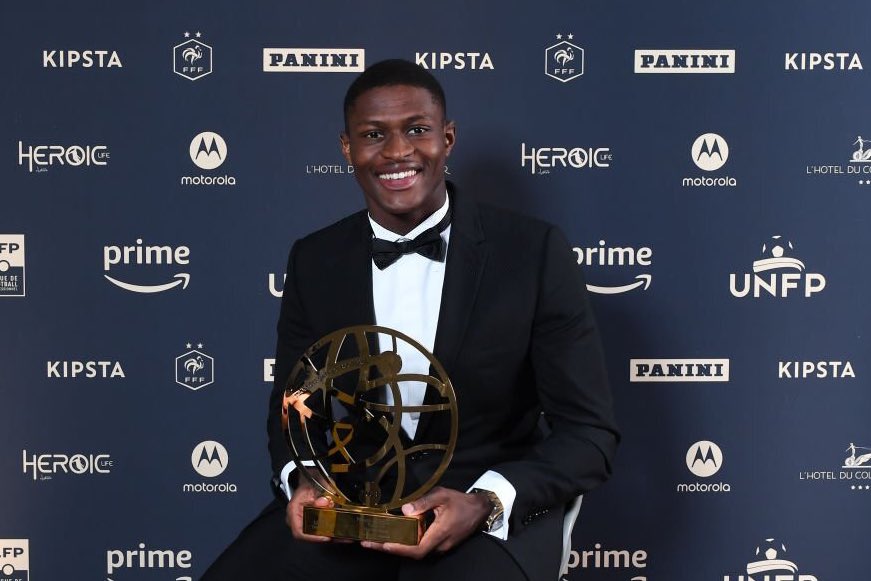 Sporting_CPAdep's tweet photo. Nuno Mendes foi eleito o melhor jovem do ano da Ligue 1 e faz parte do melhor XI da época!

Aos 20 anos é campeão português, bicampeão francês, é dos melhores laterais do mundo e titular da Seleção Portuguesa 🇵🇹

ORGULHO KANDIMBA 💚 @nunomendes_25 https://t.co/cK7Jtp2INc