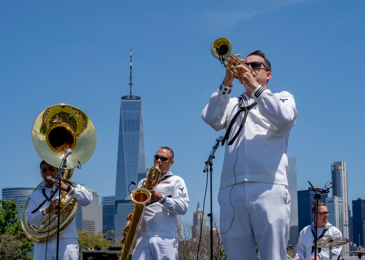FleetWeekNYC's tweet photo. It was a beautiful day at Liberty Park! @LibertyParkNJ Helicopters attached to the "Dragonslayers" of Helicopter Sea Combat Squadron (HSC 11) landed and service members interacted with park goers. #FleetWeekNYC https://t.co/E5Bcl5hAyd