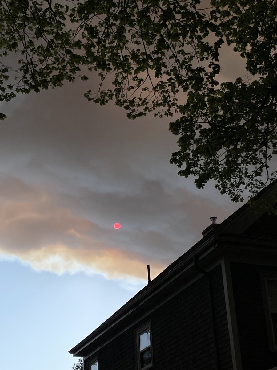 Big 🔥 outside Hfx. Smoke has turned sun to red over city! Stay safe everyone.