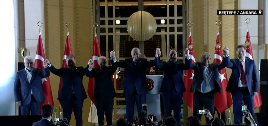 Balkona çıkan Genel Başkanlar arasında Sinan Oğan da yer aldı.