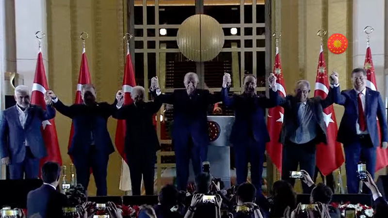 bpthaber's tweet photo. Cumhurbaşkanı Erdoğan'ın balkon konuşması sonrası Cumhur İttifakı liderleri ve Sinan Oğan, halkı selamladı. https://t.co/BlGZB4QUWp
