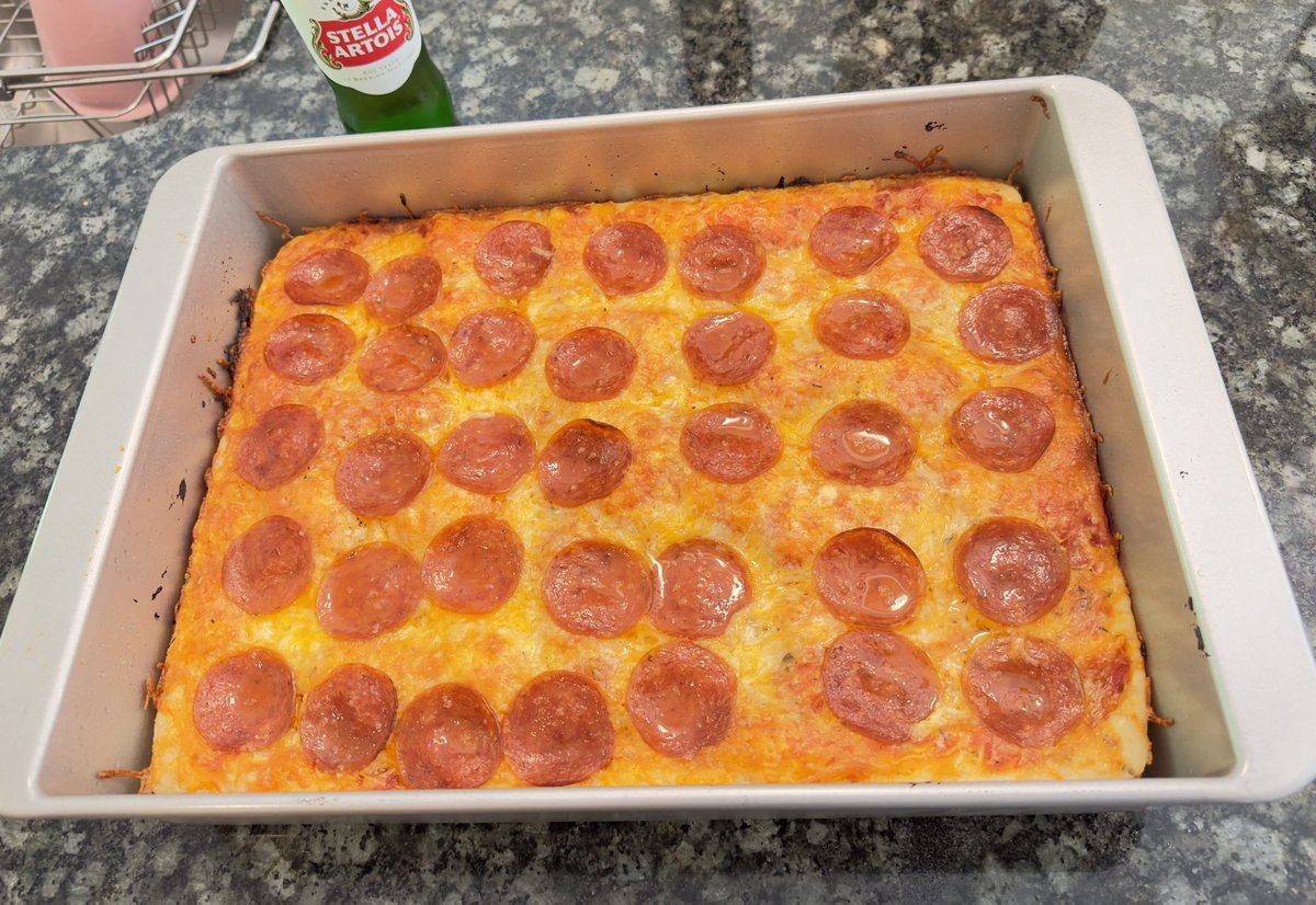 My daughter’s 1st effort with Detroit style deep dish. Focaccia base…beyond acceptable. 5min more in oven maybe; a a longer cool prior to cutting (dough compressed at the cut line). 

No pineapple. Fam mem weekend project for the win!

The fam that cooks togthr…stays togthr.