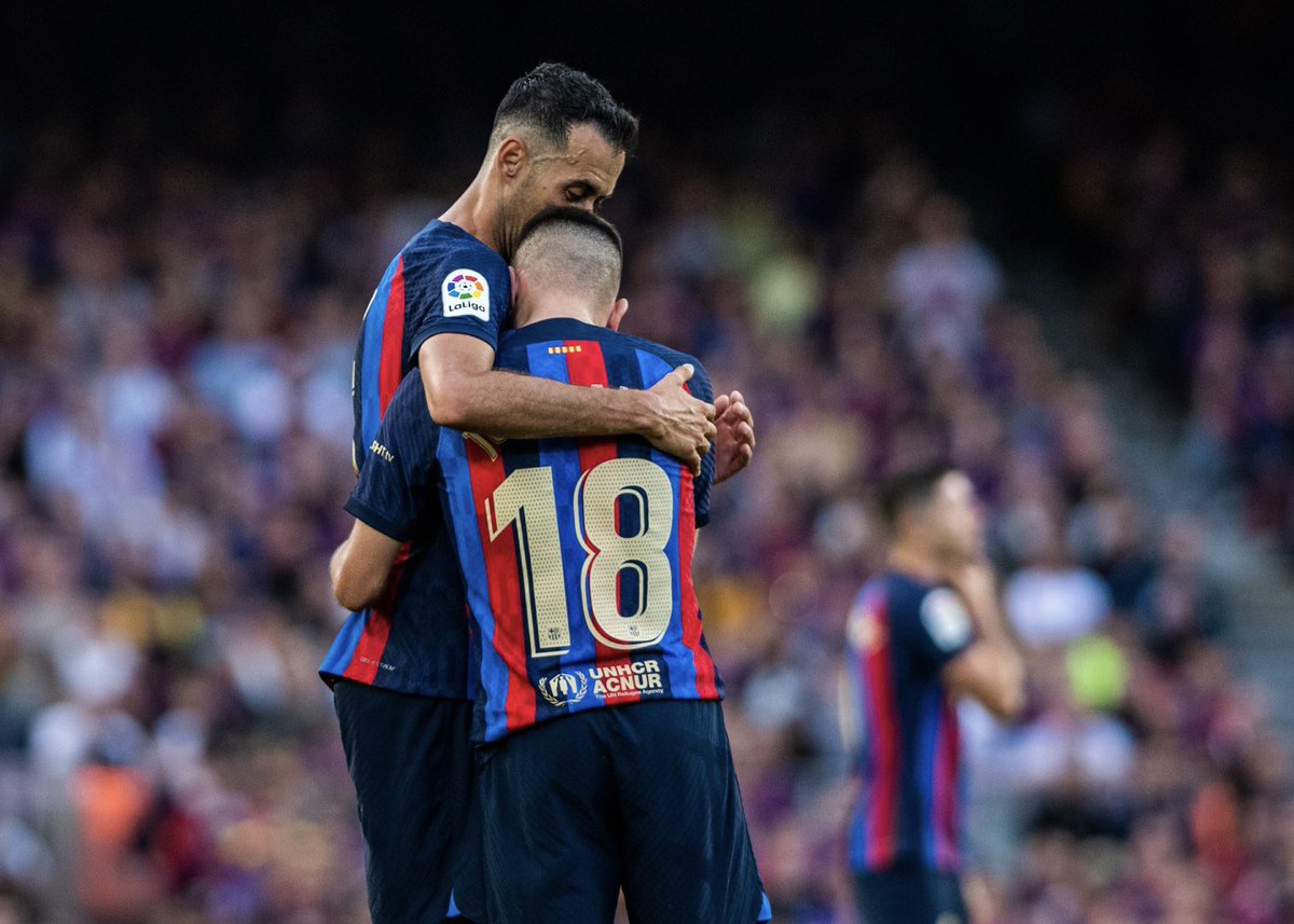 JordiAlba's tweet photo. Una noche que nunca olvidaré. Espectacular la gente!! Solo puedo decir 𝗚𝗥𝗔𝗖𝗜𝗔𝗦 por haberme hecho pasar uno de los días más bonitos de mi carrera y despedirme del club de mi vida entre tanto cariño, en el último partido que se va a jugar en este Camp Nou… 💙❤️🙌🏻 #forçabarça