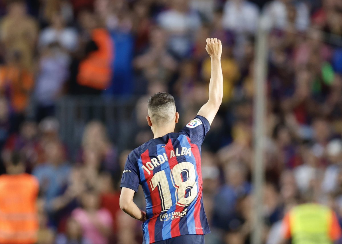 JordiAlba's tweet photo. Una noche que nunca olvidaré. Espectacular la gente!! Solo puedo decir 𝗚𝗥𝗔𝗖𝗜𝗔𝗦 por haberme hecho pasar uno de los días más bonitos de mi carrera y despedirme del club de mi vida entre tanto cariño, en el último partido que se va a jugar en este Camp Nou… 💙❤️🙌🏻 #forçabarça