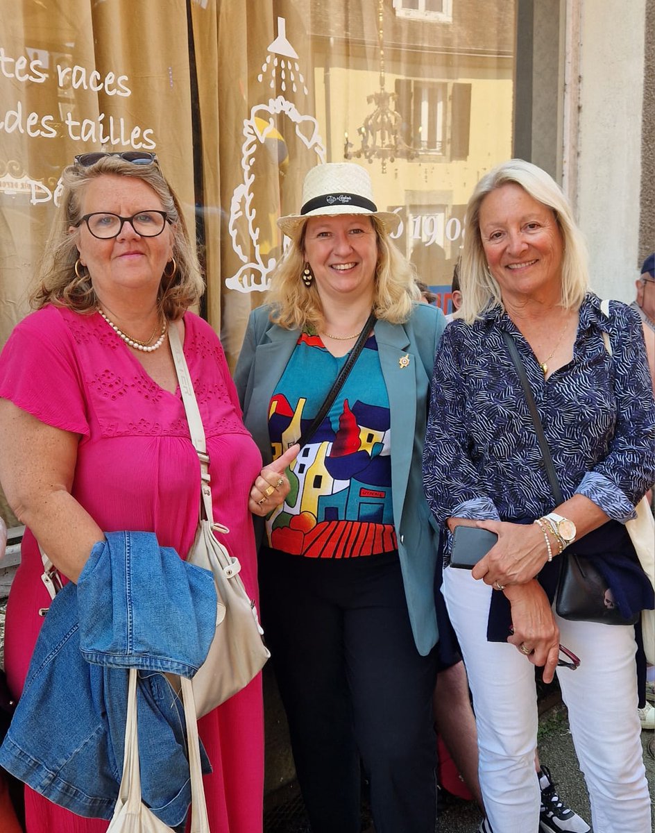 ReneeThom29's tweet photo. Pour la 100è du #carnavalàlouest  à #Scaer  #Finistère j'ai retrouvé mes amies @AnnickCousin_RN et @Christel_Henaff sous un 🌞 radieux.  Échanges avec des commerçants lors d'un boitage !
Cin d'œil à @francois_ducamp https://t.co/8aDRfiHR70