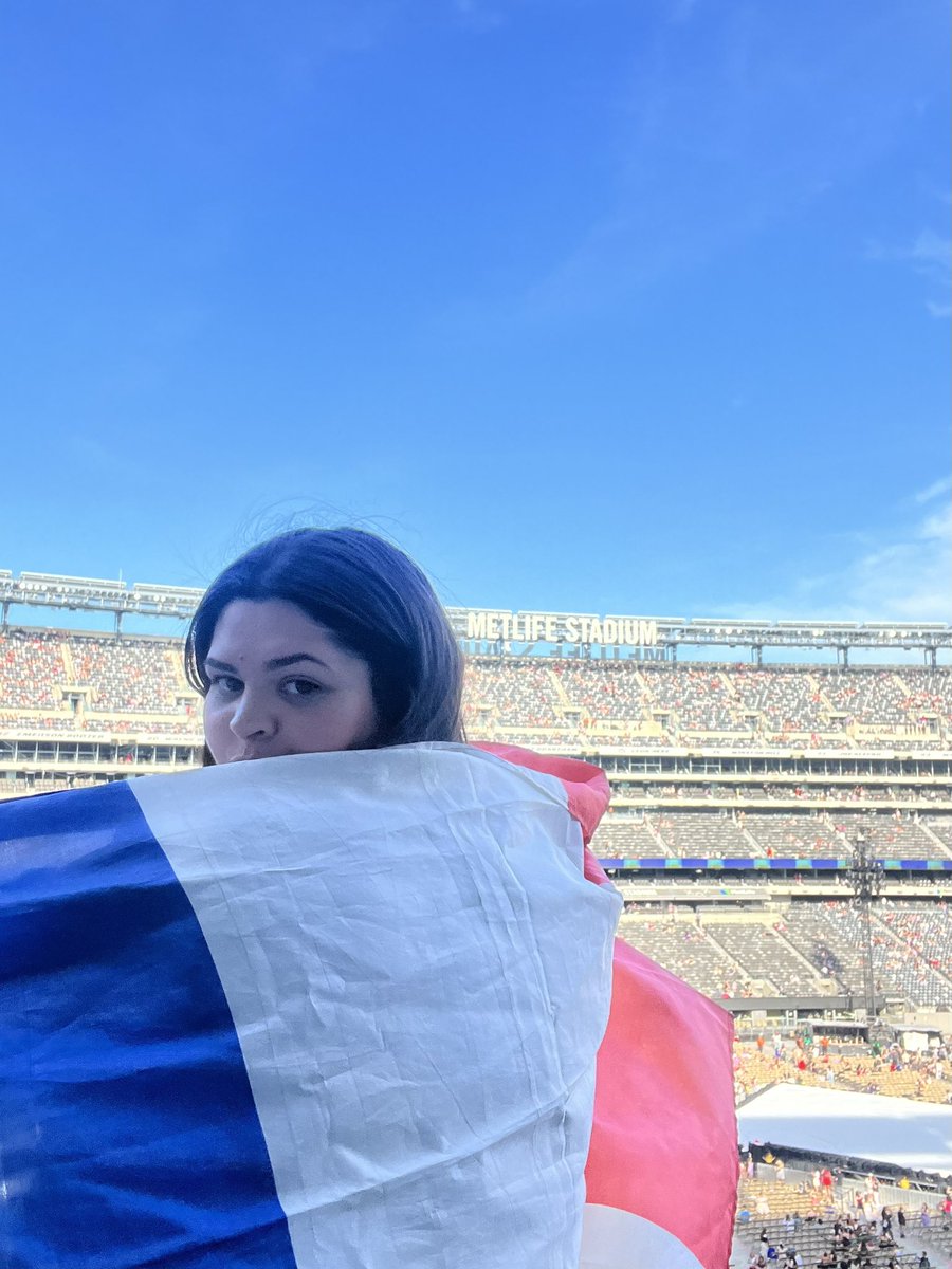 the life of a fan girl tweet media