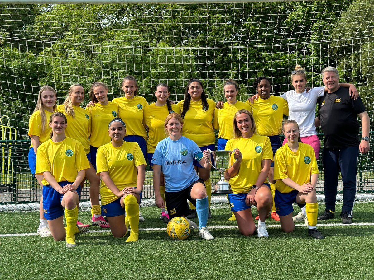 hannahswallow3's tweet photo. Div 1 Champions!🏆🏆💛💙🤩🤩
Only gone and won the league AGAIN!
@AscotWomenFC @AscotUnitedFC https://t.co/oMBzsVMsgw