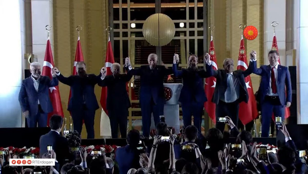 Cumhurbaşkanı Erdoğan'ın balkon konuşması sonrası Cumhur İttifakı liderleri ve Sinan Oğan, halkı selamladı.