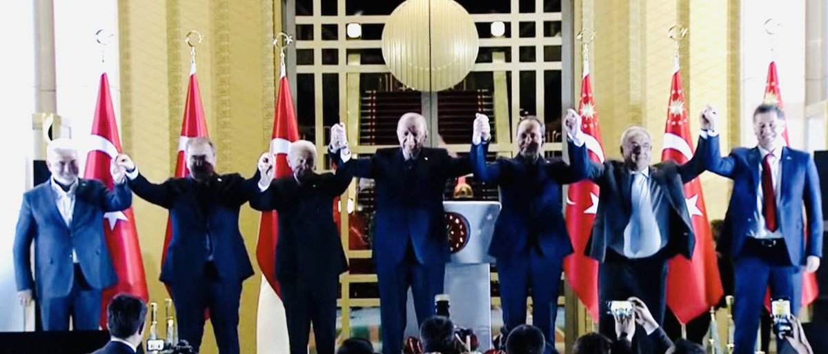 candundaradasi's tweet photo. Mesaj 11 Mayıs’tan,
fotoğraf 28 Mayıs’tan….
“Tanrı Dağı yolcusu”nun “Domuz bağcılar”la zafer pozu…
#SinanOğan balkonda… https://t.co/GxXKYvYwqZ