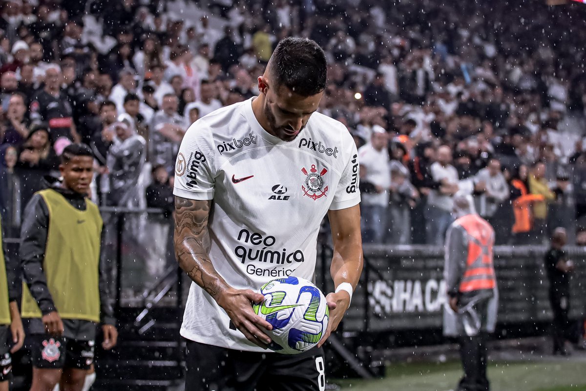 luannacta_'s tweet photo. Melhor dia da minha vida! 
1- primeira vez fotografando na arena 
2- consegui foto do Cássio sorrindo (acreditem é mt difícil)
3- dois gols do roger
4- assistência do Yuri 
5- Renato voltando https://t.co/500l4HNcG7