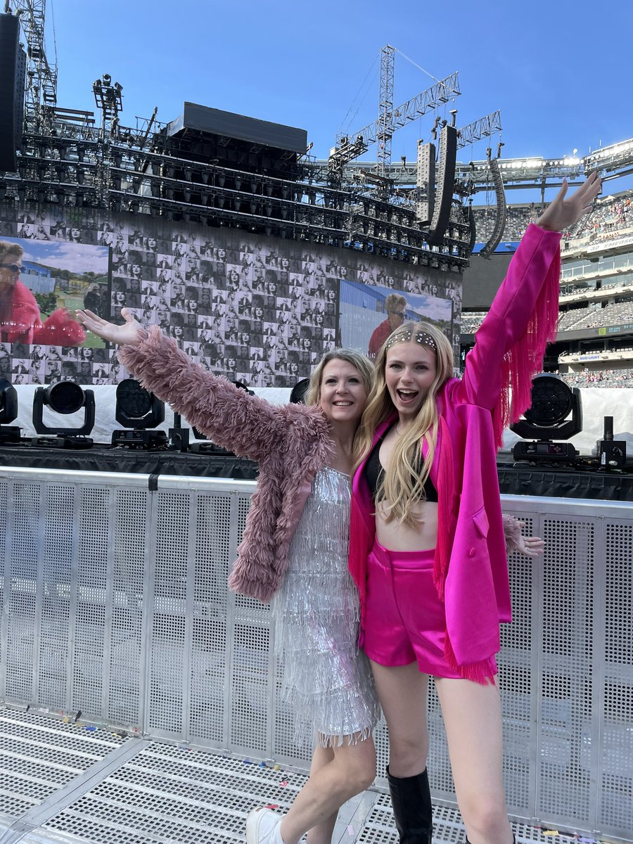 addyatmidnight's tweet photo. already having the best day with my mom🥹🫶🏻 #EastRuthTSTheErasTour #TSTheErasTour @taylornation13 https://t.co/hCYK7HGZVV