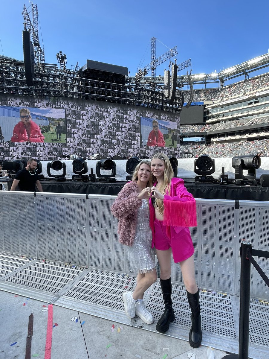 addyatmidnight's tweet photo. already having the best day with my mom🥹🫶🏻 #EastRuthTSTheErasTour #TSTheErasTour @taylornation13 https://t.co/hCYK7HGZVV