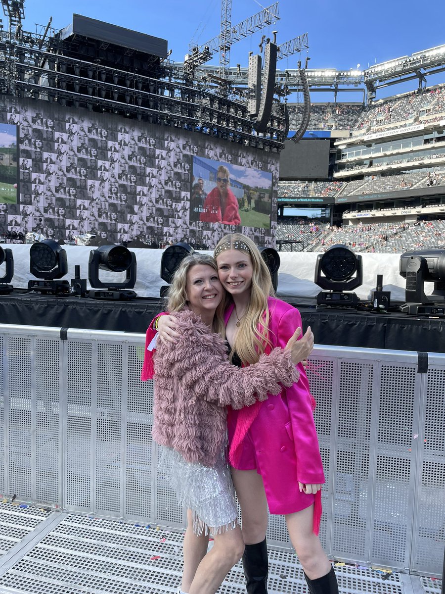addyatmidnight's tweet photo. already having the best day with my mom🥹🫶🏻 #EastRuthTSTheErasTour #TSTheErasTour @taylornation13 https://t.co/hCYK7HGZVV