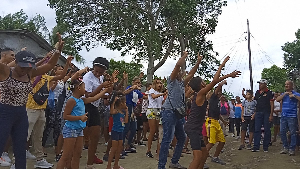 UG_Cuba's tweet photo. 📸La jornada especial de celebración por el décimo aniversario del proyecto Con Mochila al Hombro, de la @UG_Cuba, llegó hoy hasta la comunidad de Palmira de la ciudad de #Guantánamo. 
#UG_Sin_Detenerse #Estudiantes @CubaMES @NaranjoVladimir @ArandaCreagh @MiGuan https://t.co/xSveC0uYN7