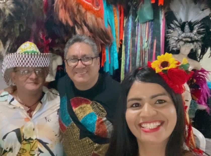 "No mês de maio
Ta todo mundo ensaiando
E desse jeito
Eu não vou ficar aqui
Estrelas brilham no céu
Iguais aos teus olhos
Brilhando pra mim
Eu já fiz minha promessa
Vou correndo