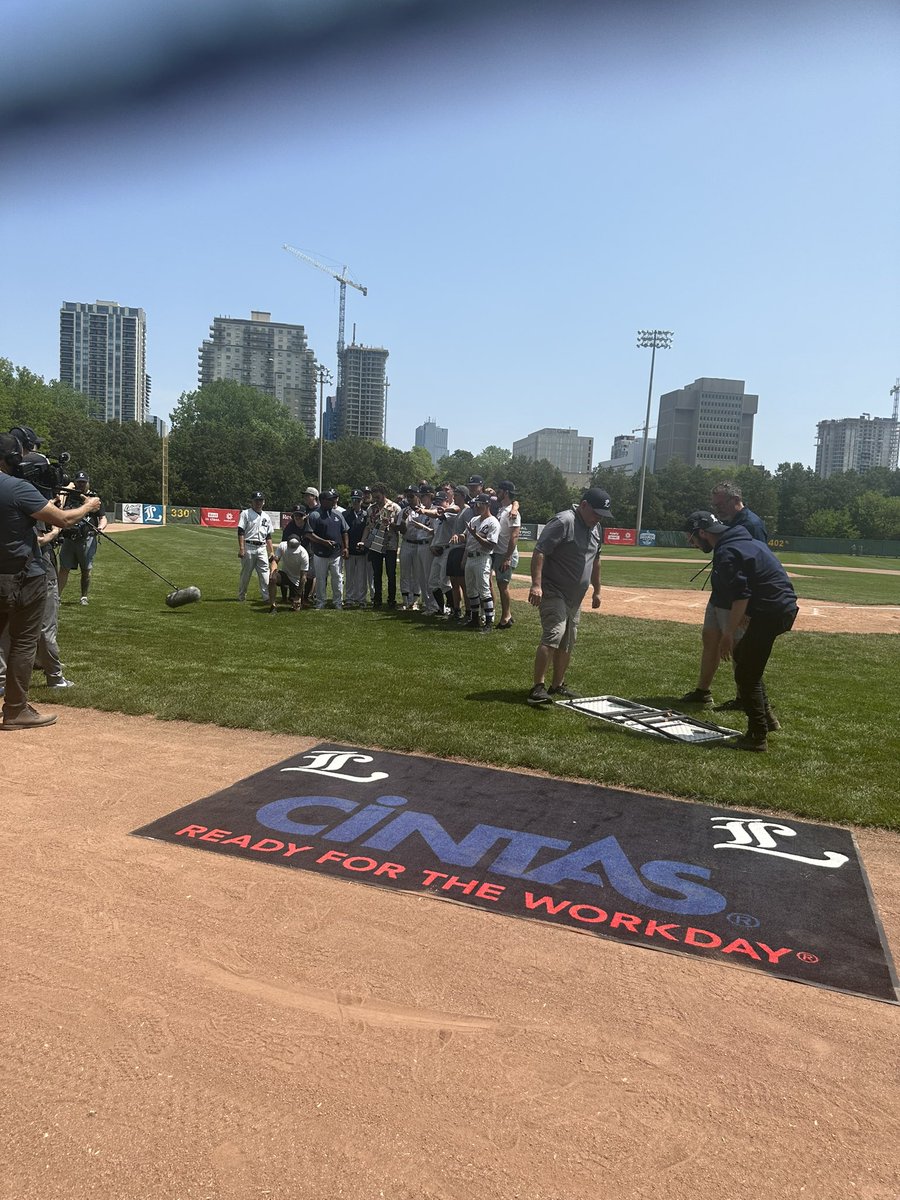 Celebrating with @londonmajors & @NewtonJakob Champions 2022. Great centre Hawaiian photo and with Nana!