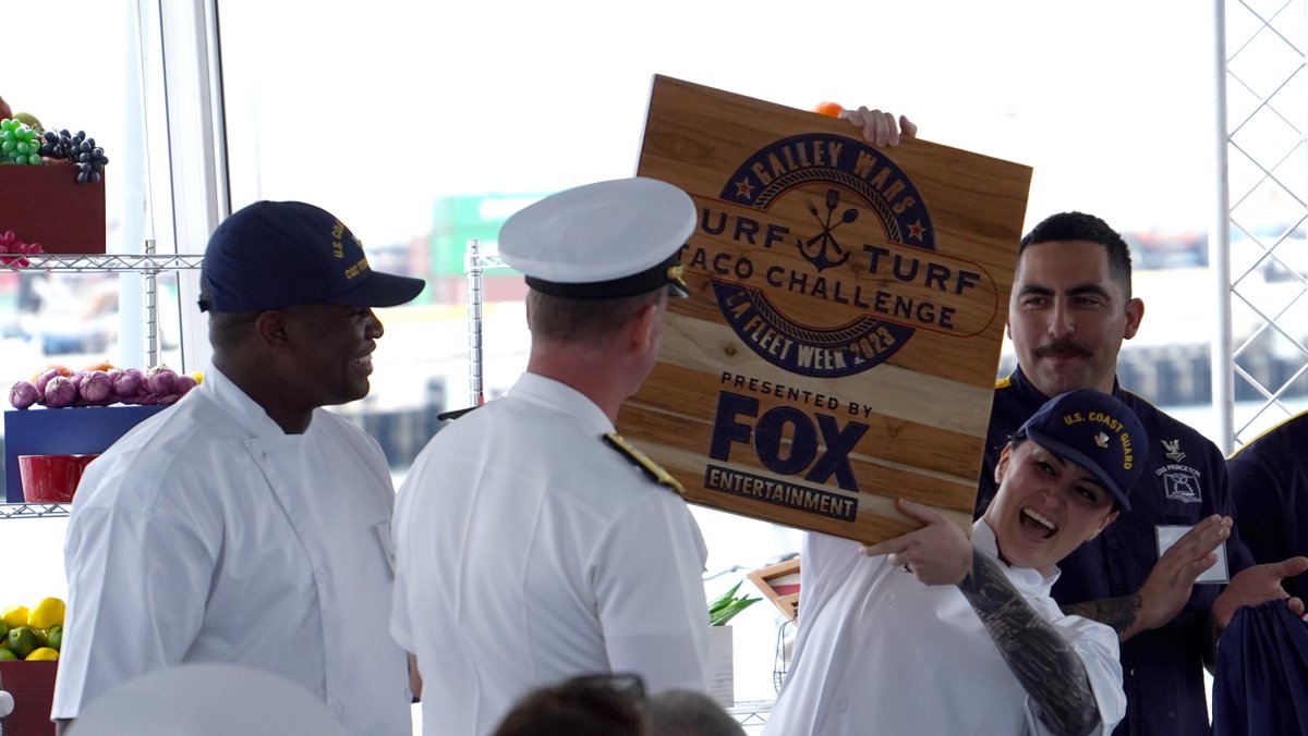 LAFleetWeek's tweet image. We have a WINNER! This year's GALLEY WARS (presented by FOX) champions are...
THE US COAST GUARD!
Congrats, Coasties. We're all coming over for dinner when #LAFleetWeek23 is finished.
@uscoastguard @PortofLA @ussiowa #cookoff #cooking #military #memorialdayweeken