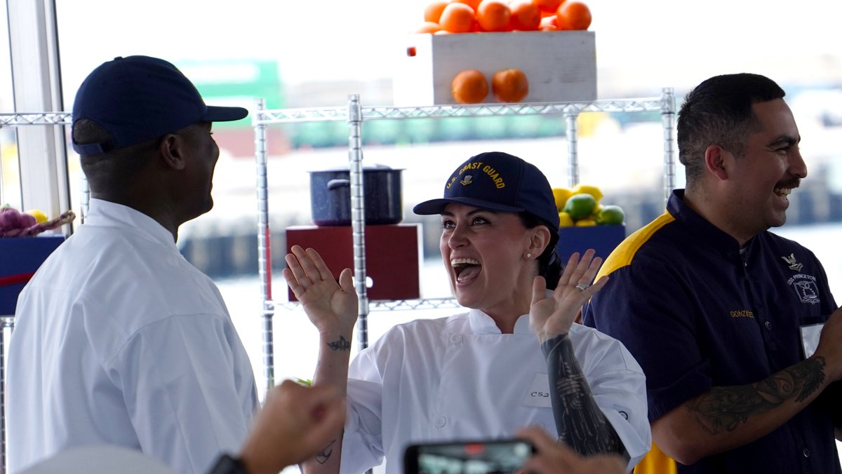 LAFleetWeek's tweet image. We have a WINNER! This year's GALLEY WARS (presented by FOX) champions are...
THE US COAST GUARD!
Congrats, Coasties. We're all coming over for dinner when #LAFleetWeek23 is finished.
@uscoastguard @PortofLA @ussiowa #cookoff #cooking #military #memorialdayweeken