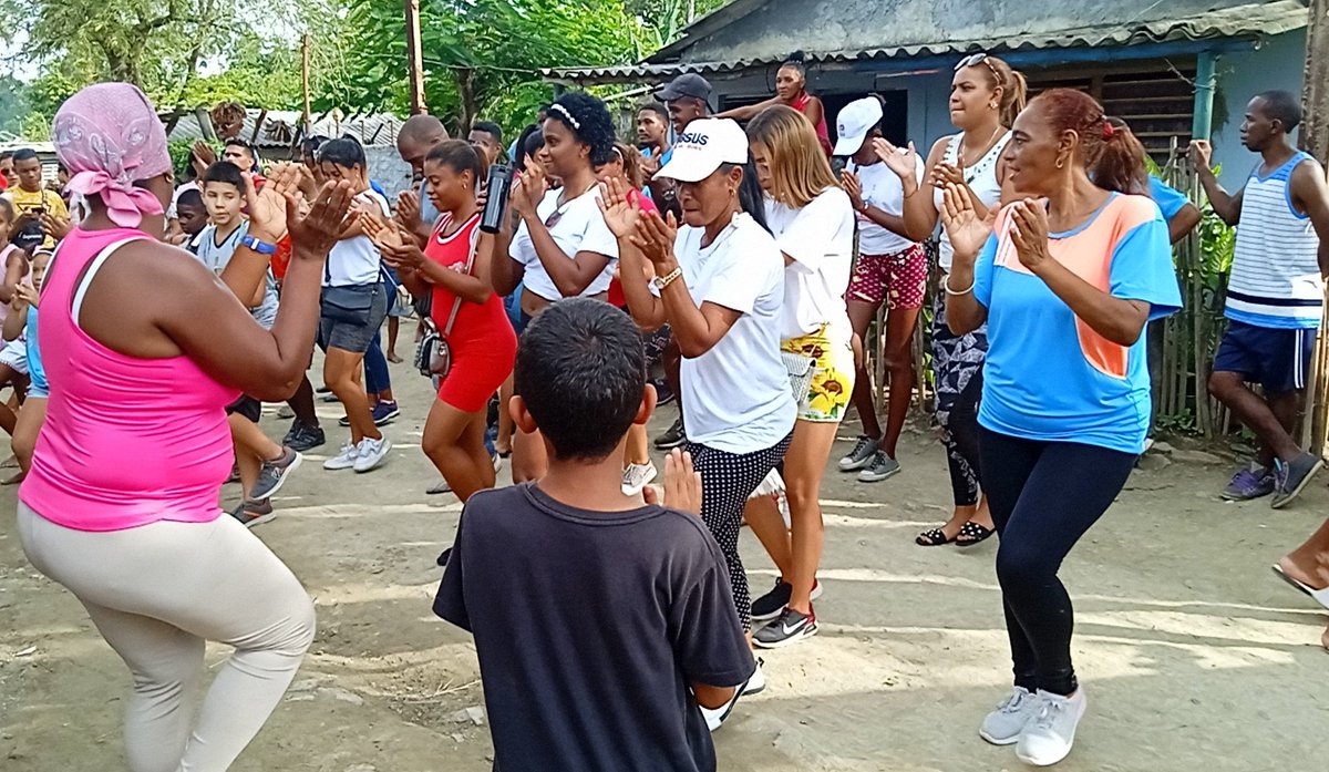 UG_Cuba's tweet photo. 📸En actividad sociocultural que combinó las iniciativas culturales y juegos, se unieron la representación de mochileros de la @UG_Cuba y pobladores de la comunidad.
#UG_Sin_Detenerse #Estudiantes @CubaMES @NaranjoVladimir @ArandaCreagh https://t.co/ytEnOdr26y