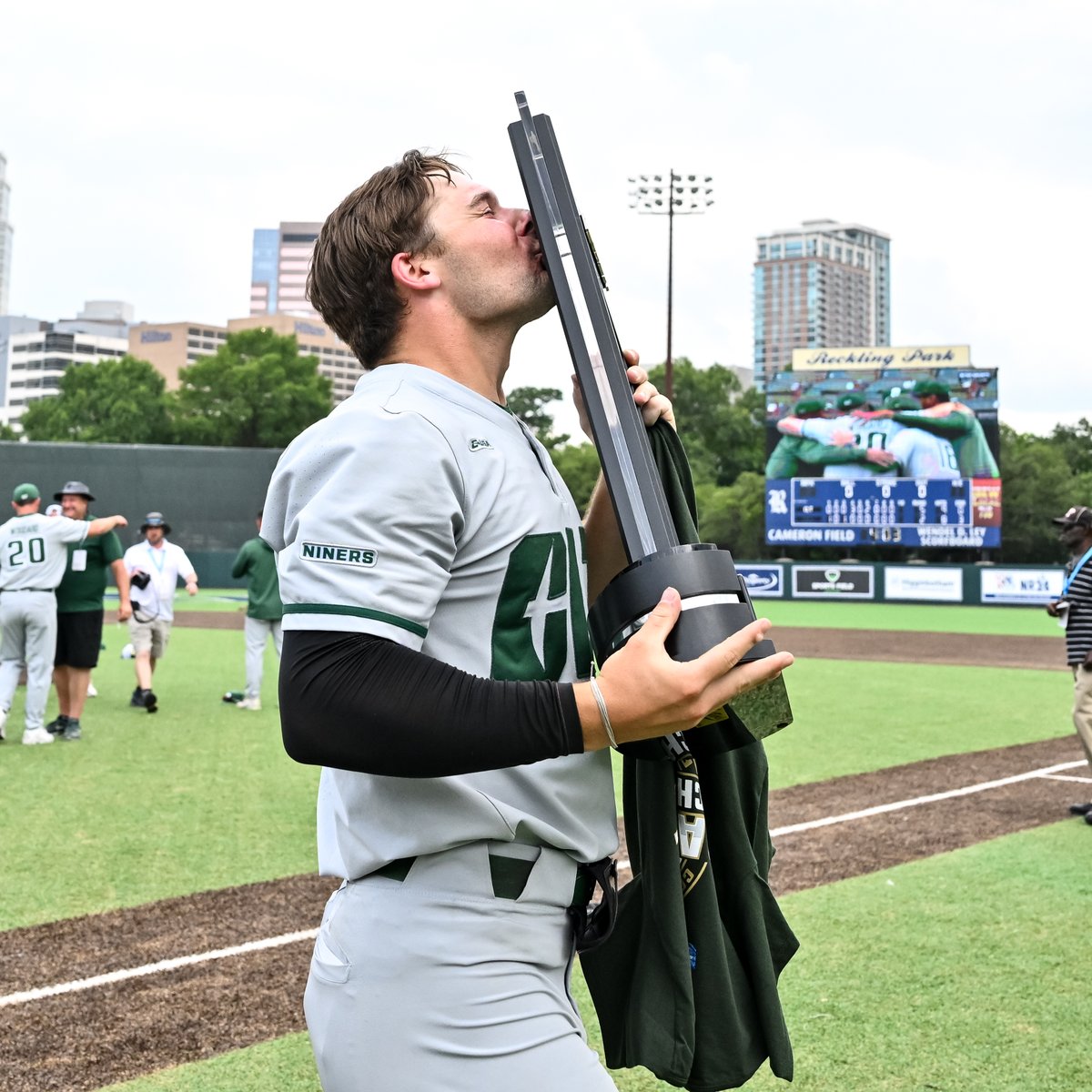 ConferenceUSA's tweet image. ⛏ 13-21 (.619 batting average)
⛏ 6 home runs (C-USA Championship record)
⛏ 13 RBI (ties C-USA Championship record)
⛏ 33 total bases (C-USA Championship record)

@32CamFisher | @CharlotteBSB