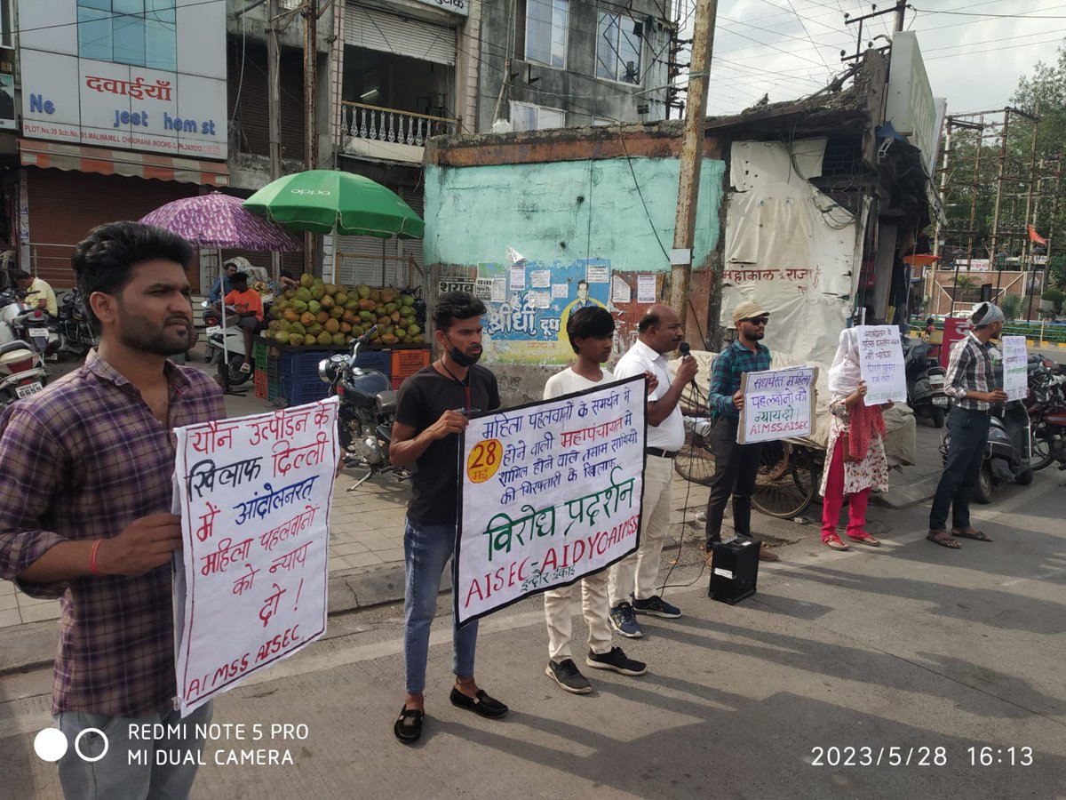 महिला पहलवानों के समर्थन में व आंदोलनकारी नेताओ की गिरफ्तारी के खिलाफ विभिन्न शहरों में अलग अलग संगठनों ने जताया विरोध। 
इन्दौर
#WrestlersProtest 
<a href="/BajrangPunia/">Bajrang Punia 🇮🇳</a> <a href="/Phogat_Vinesh/">Vinesh Phogat</a> <a href="/shakshimalik/">MALIK.SHAKSHI</a>