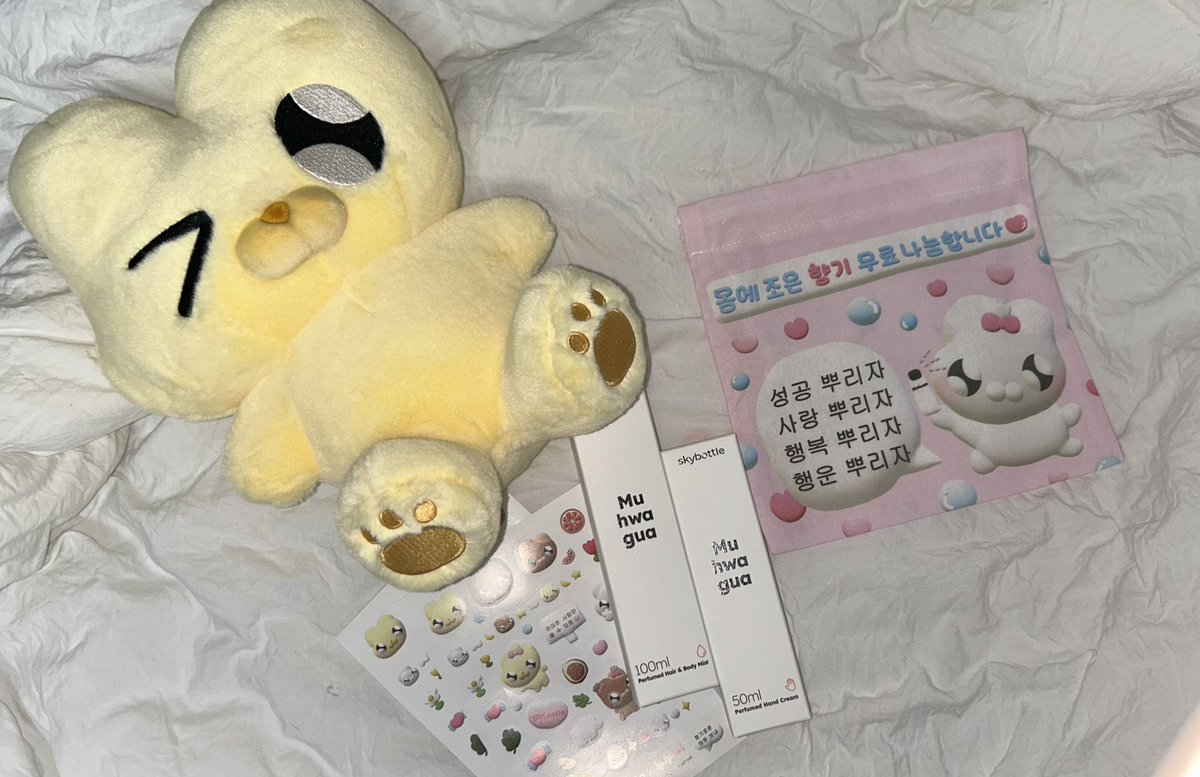jinrisjinri's tweet photo. 세상 귀여워서 그냥 내거같은.. 
🩵스카이보틀 X 누누씨 콜라보 마켓 #RT 이벤트💛

- 기간은 5/29일(월) 저녁 8시 오픈, 31일까지 3일간!!!!.ᐟ
- #rt추첨 5분께 퍼퓸 핸드크림+누누씨 스티커 보내드린다구 합니다아..🤍 
그대들은 쏘 럭키걸이 된거야 그리구 될ㄱㅓ야!( ˘ ³˘)♡ https://t.co/QUhNzMgsD1